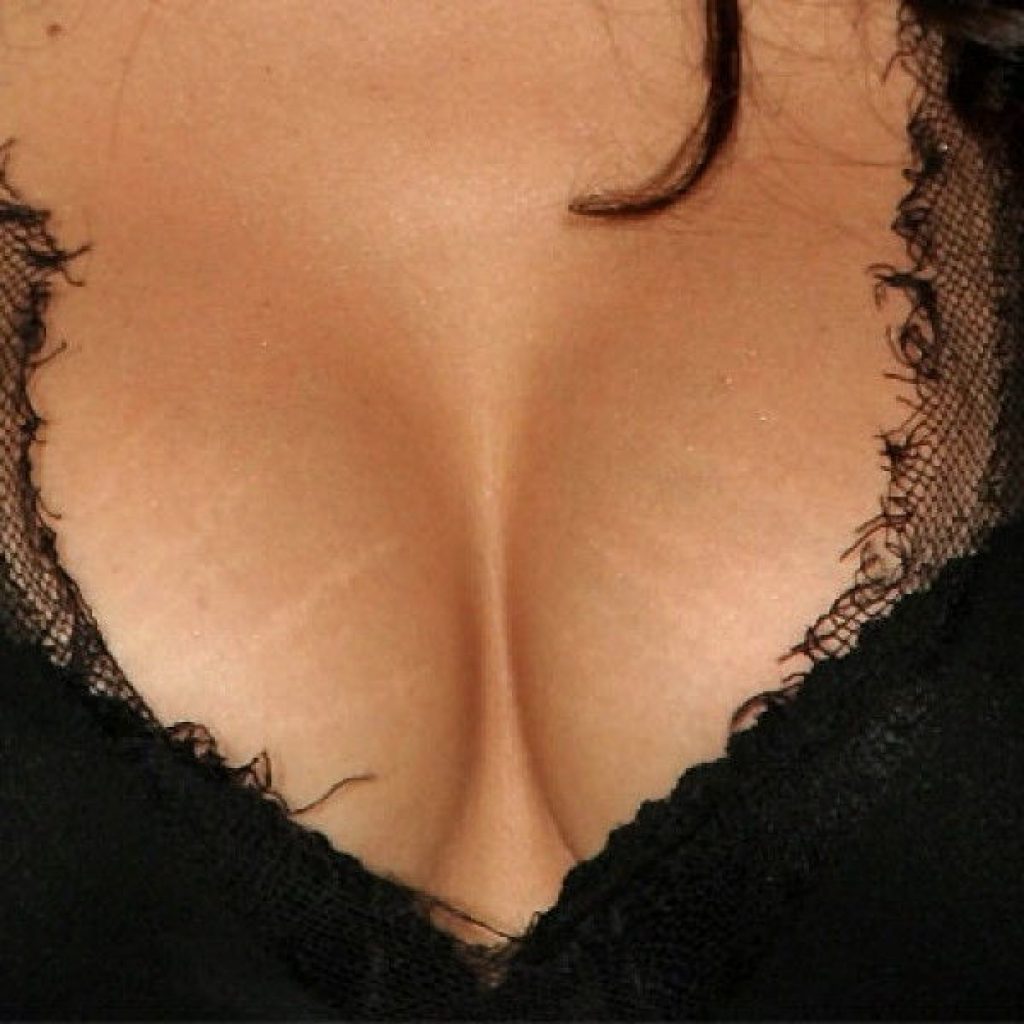 волосы грудях женщин причины фото 1